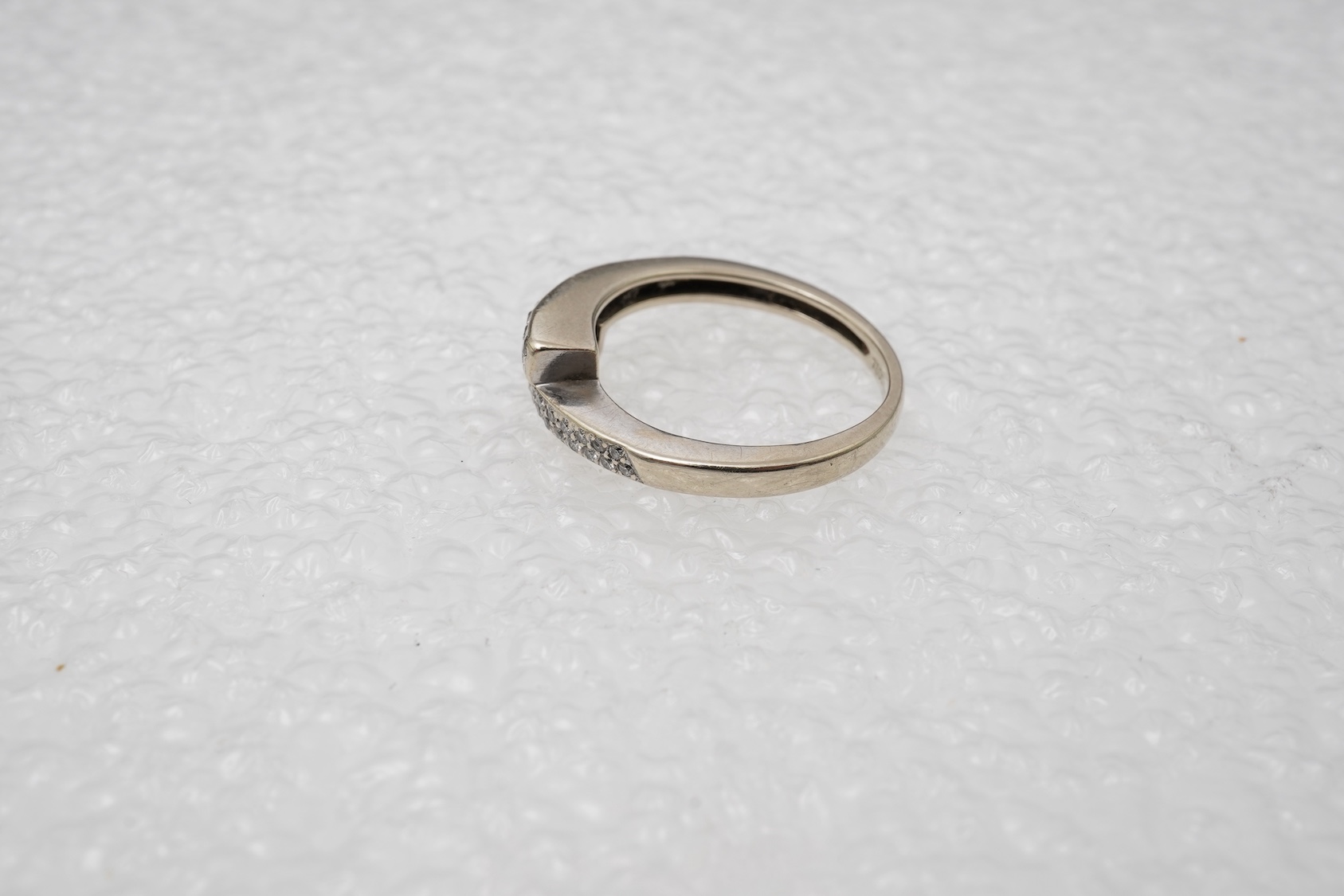 A diamond crossover ring